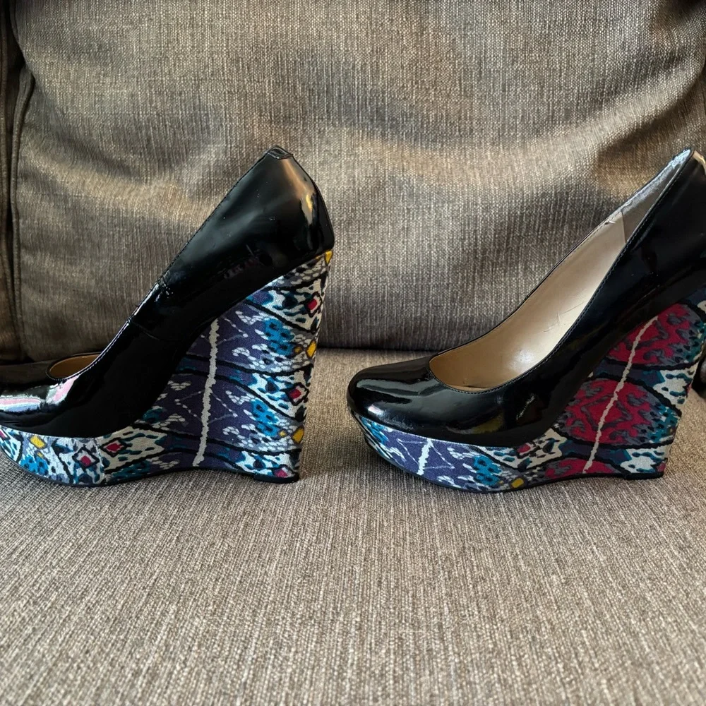 Steve Madden Black Wedges with Multicolor Pattern, Size 10 - Picture 3 of 9